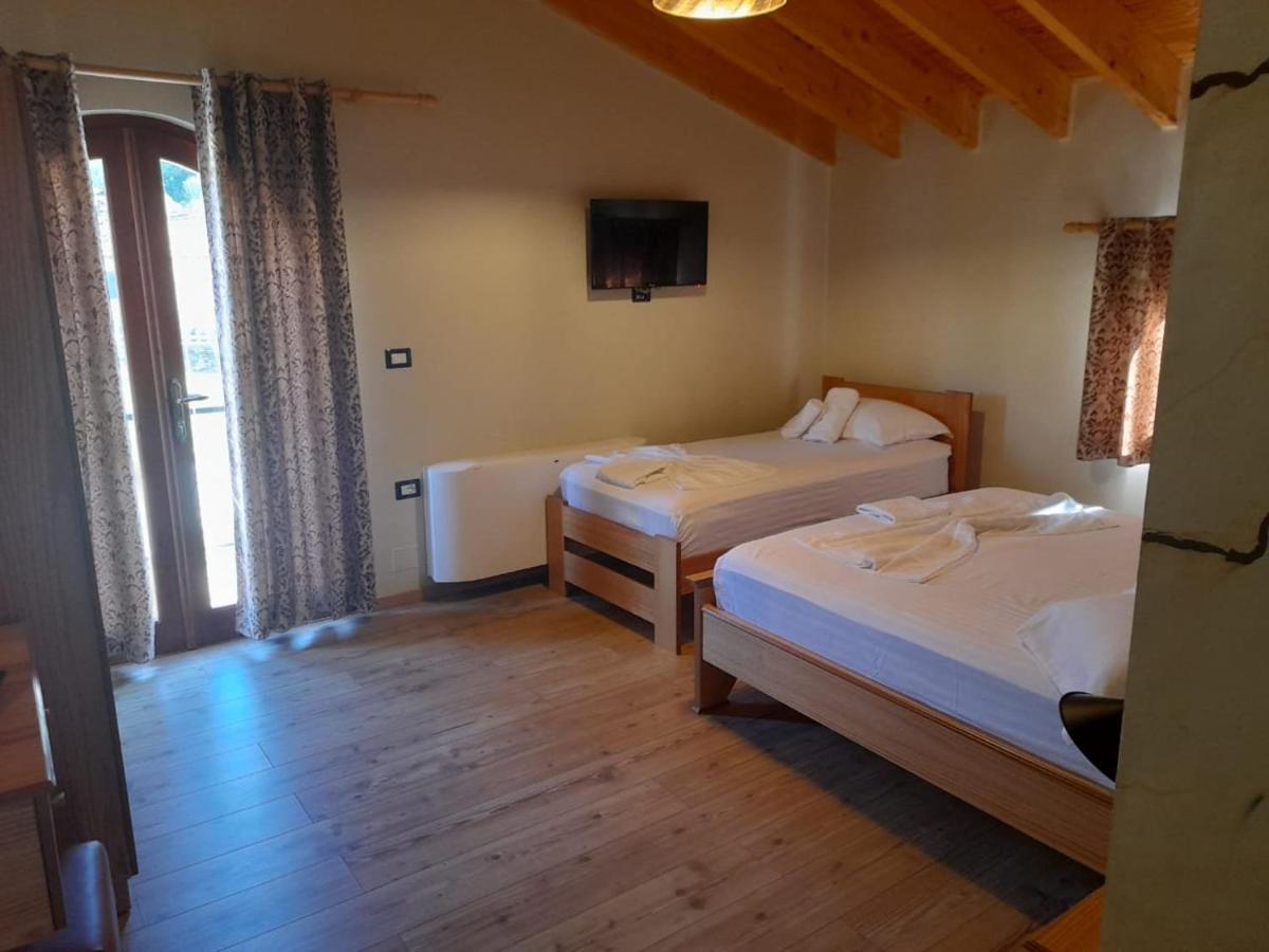 Bujtina Te Xhako Hostel Përmet Buitenkant foto