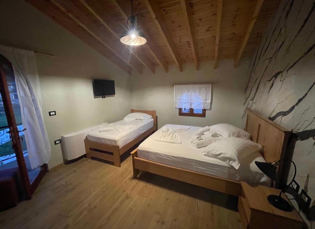 Bujtina Te Xhako Hostel Përmet Buitenkant foto